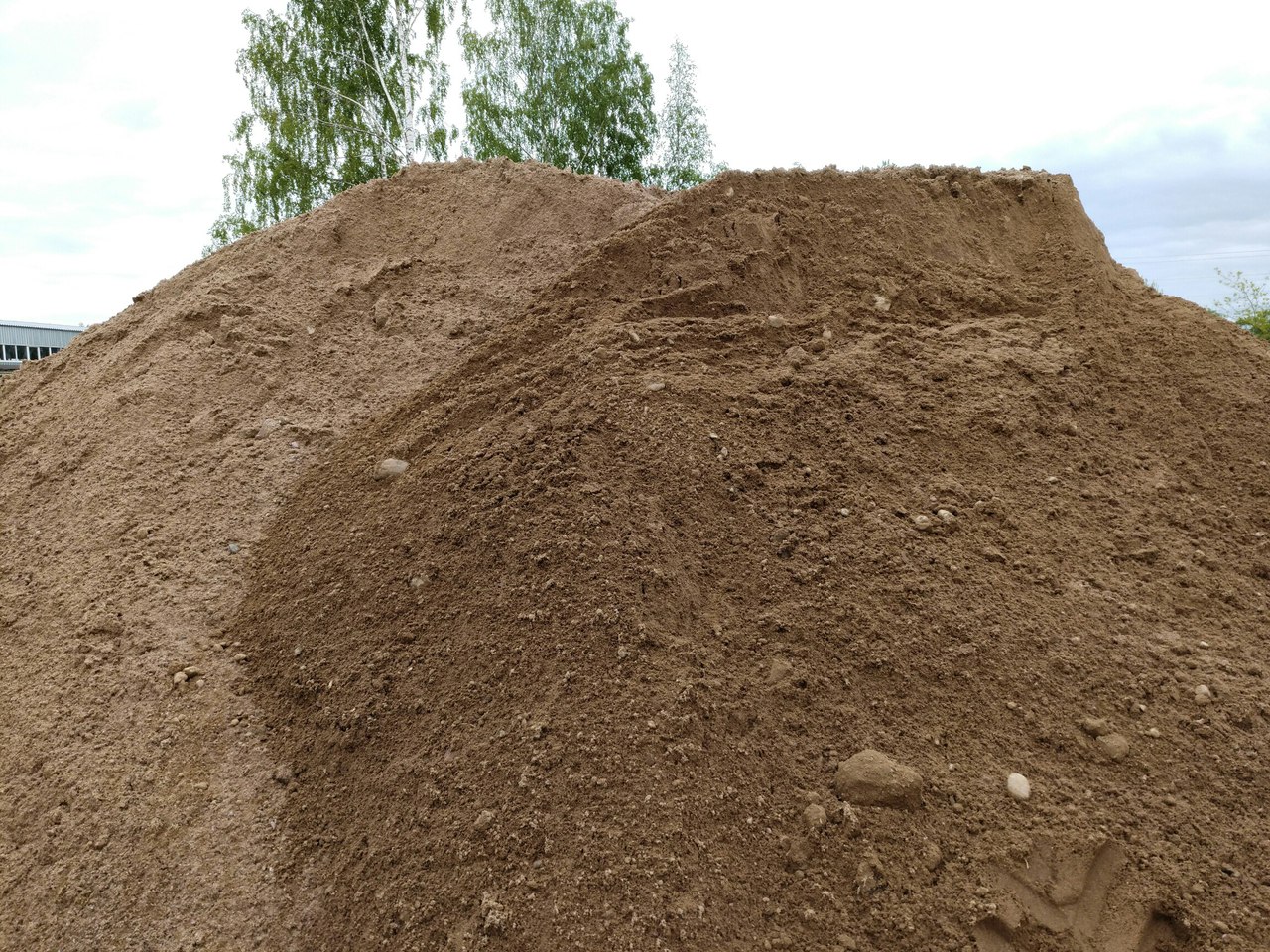 Карьерный крупный песок. Стоимость за кубометр 550 рублей.