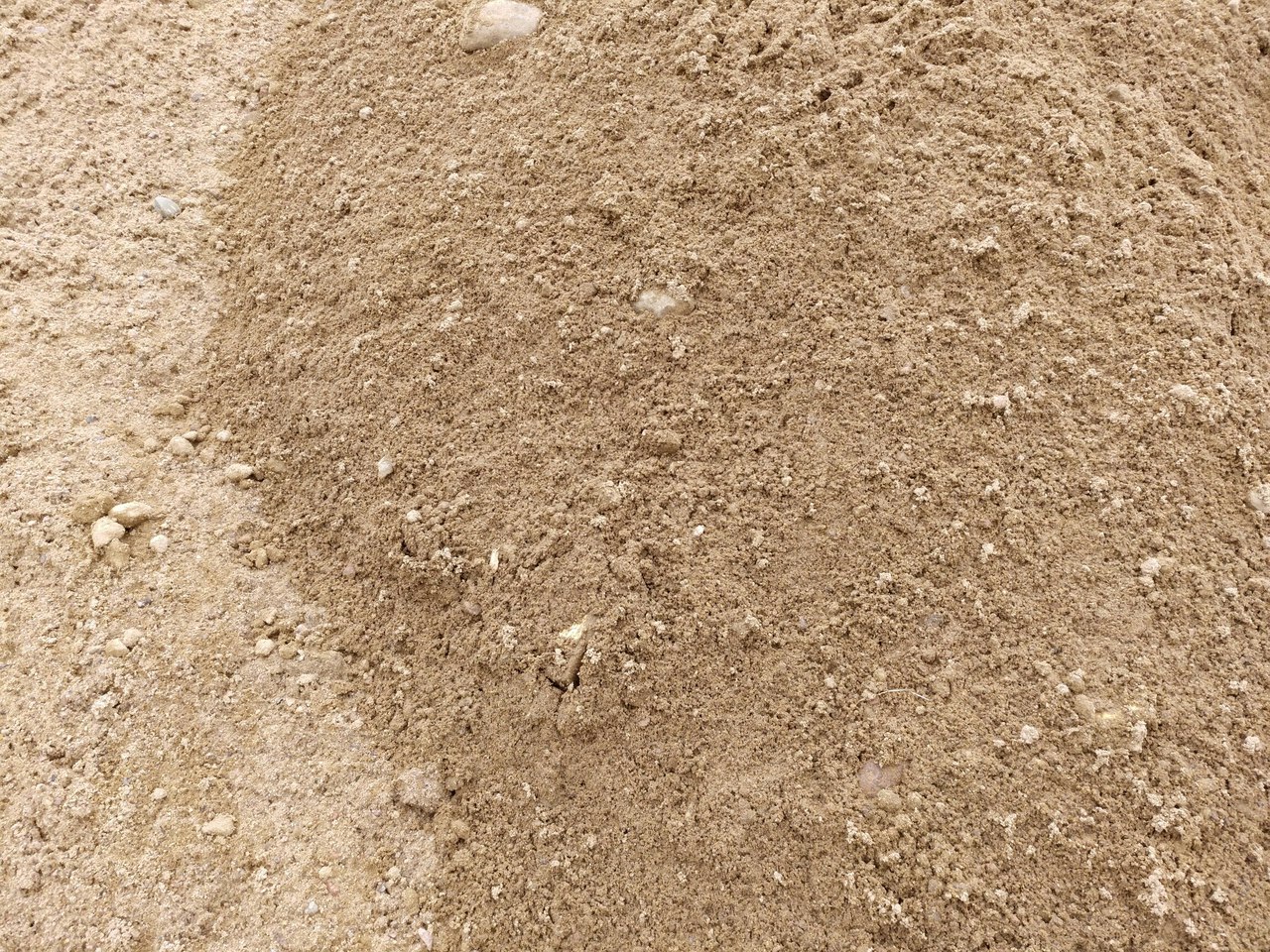Карьерный крупный песок. Стоимость за кубометр 550 рублей.