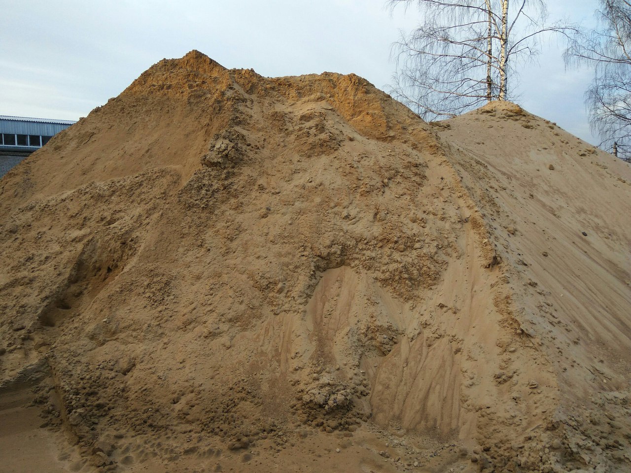 Стоимость песка за кубометр - 550 рублей