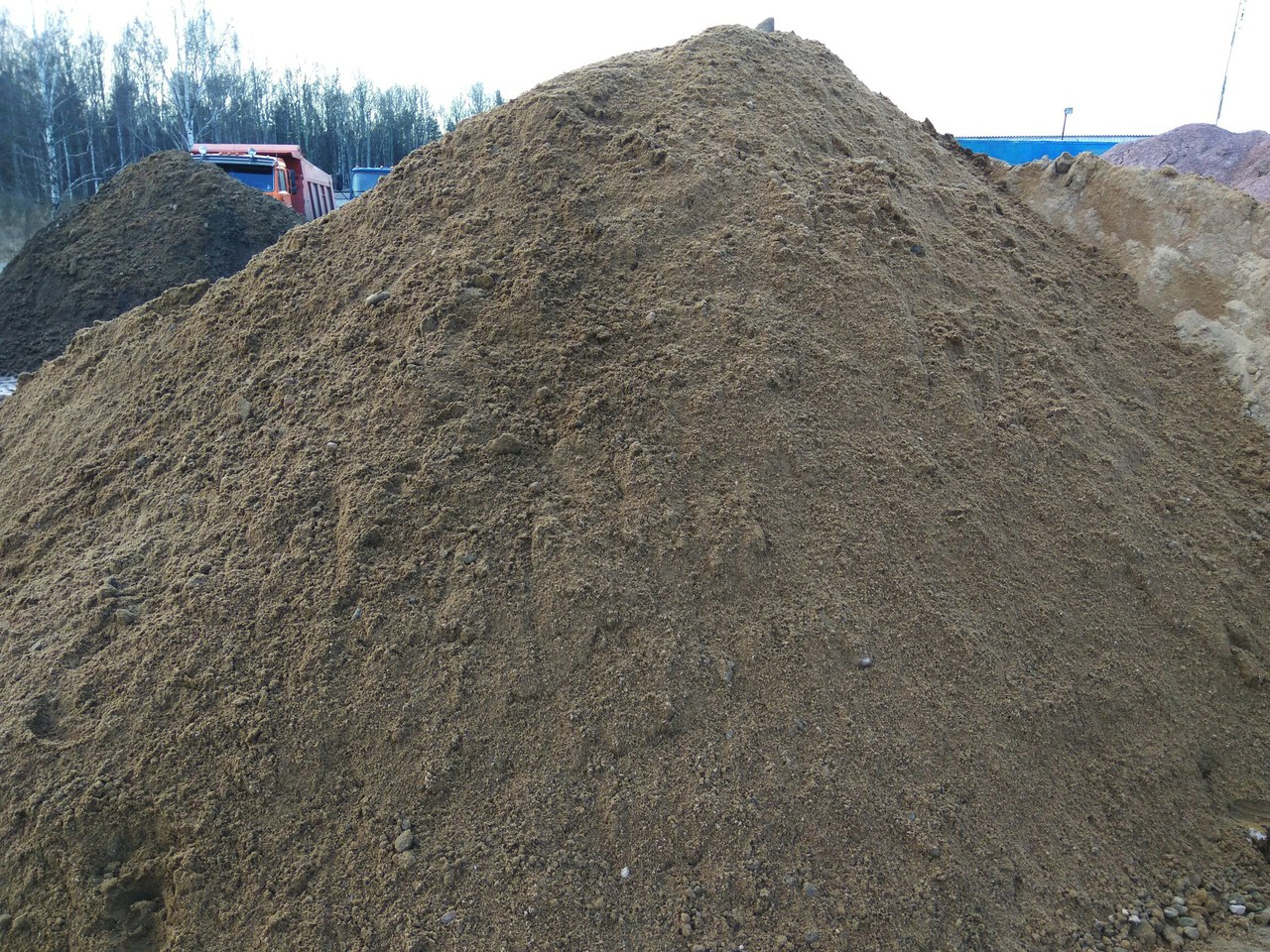 Стоимость песка за кубометр - 750 рублей
