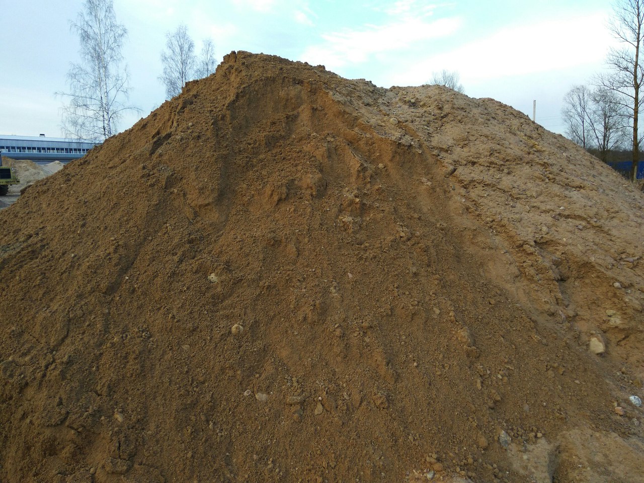 Песчано-гравийная смесь. Стоимость за кубометр 600 рублей.